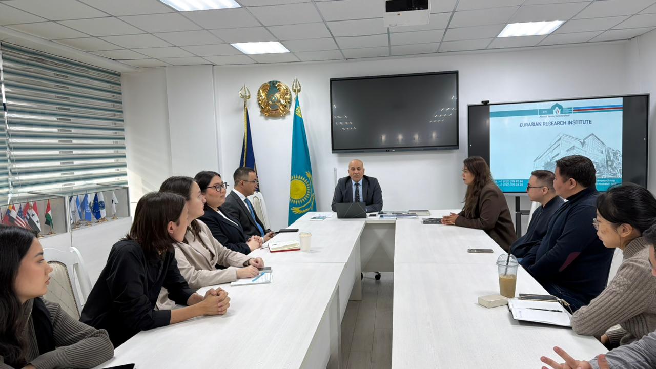 2026 жылғы 17 ақпанда Халықаралық қатынастар факультетінде Еуразиялық ғылыми-зерттеу институты директоры Суат Бейлурдың «Түркі мемлекеттері ұйымының түркі әлемінің интеграция үдерісіндегі рөлі» тақырыбында қонақ дәрісі өтті.